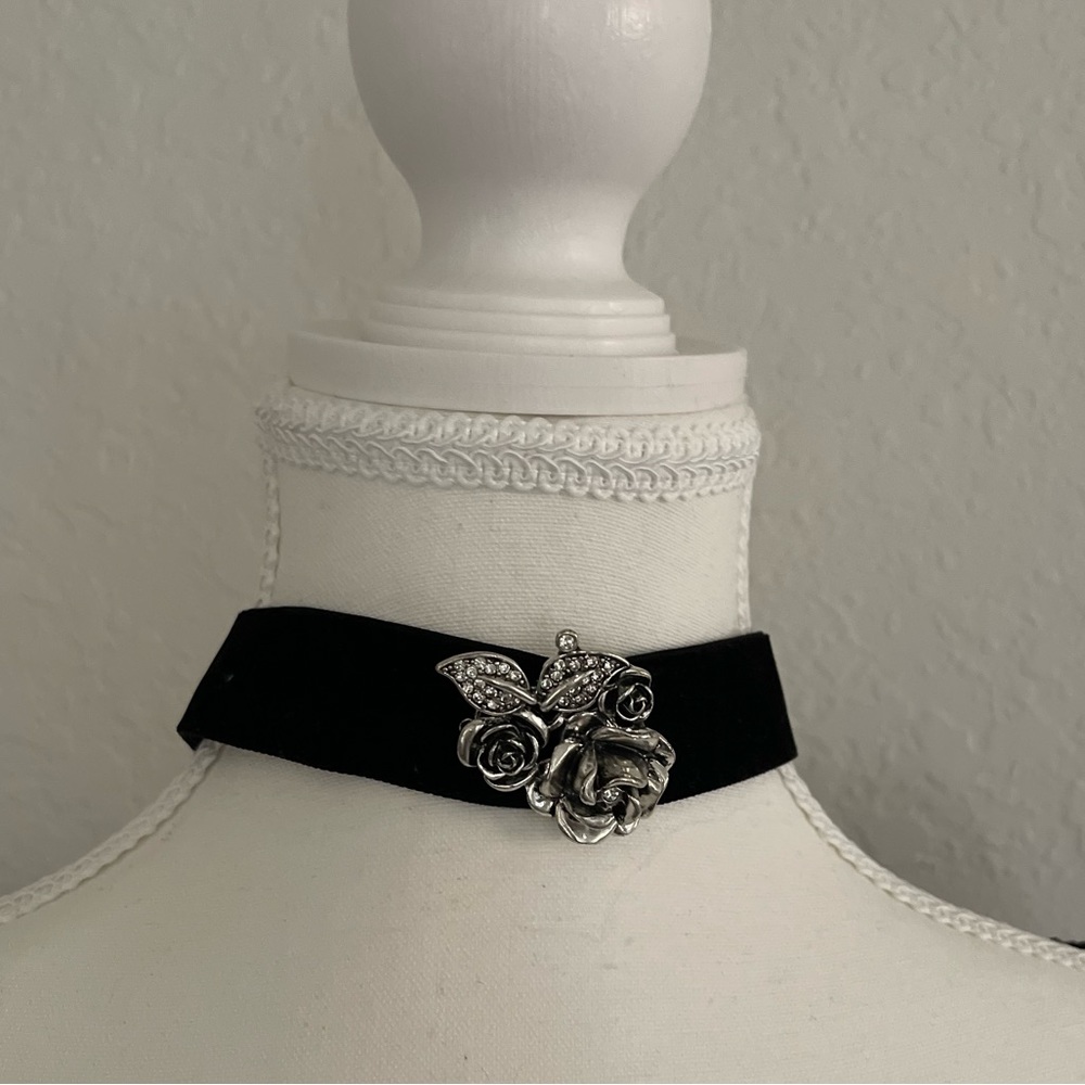 White house black market blacks velvet choker.